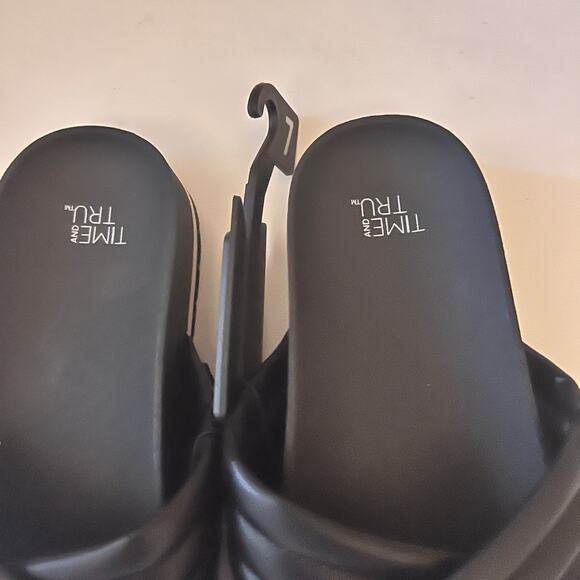 Time and Tru Women's Cross Strap Black Sandals  Sz 7 - Picture 2 of 13
